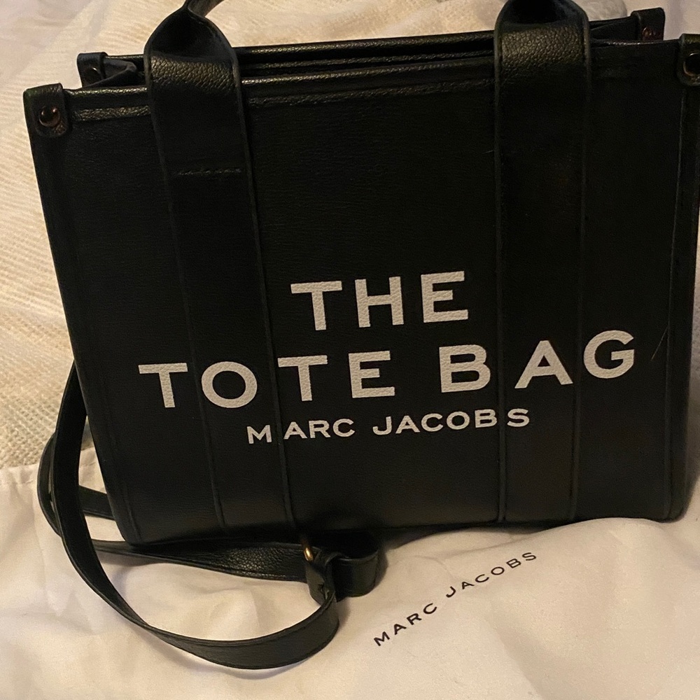 Marc Jacobs look Black 3 way Bag
NWOT Dust bag (storage) included💕